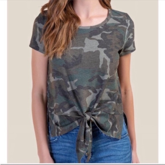 Francesca's Size Small Camouflage Tie Front Top. - Picture 1 of 8
